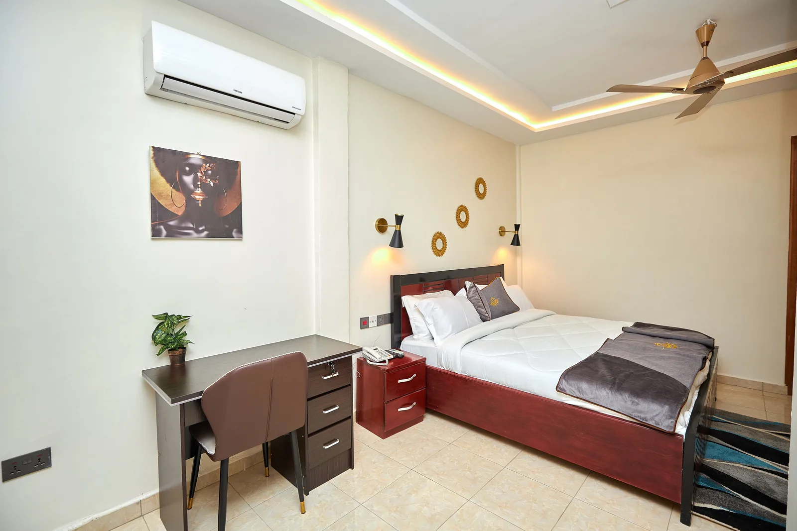 Double room with desk and wardrobe