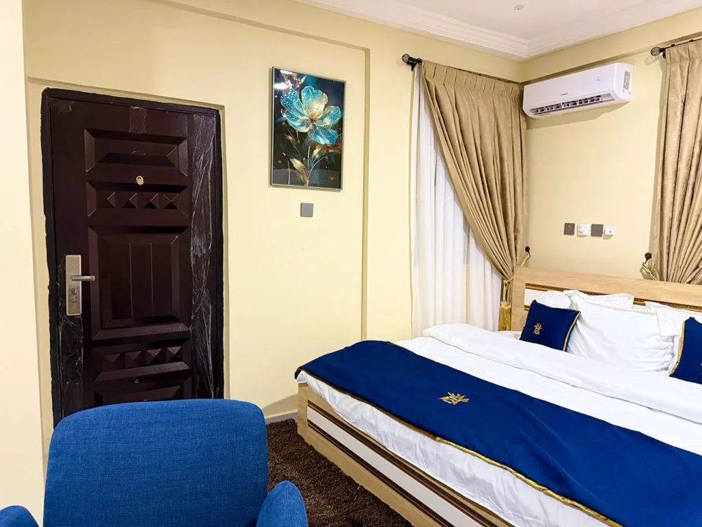 Best Interior Designers in Kumasi, Suite with gold drapes and royal blue bedding